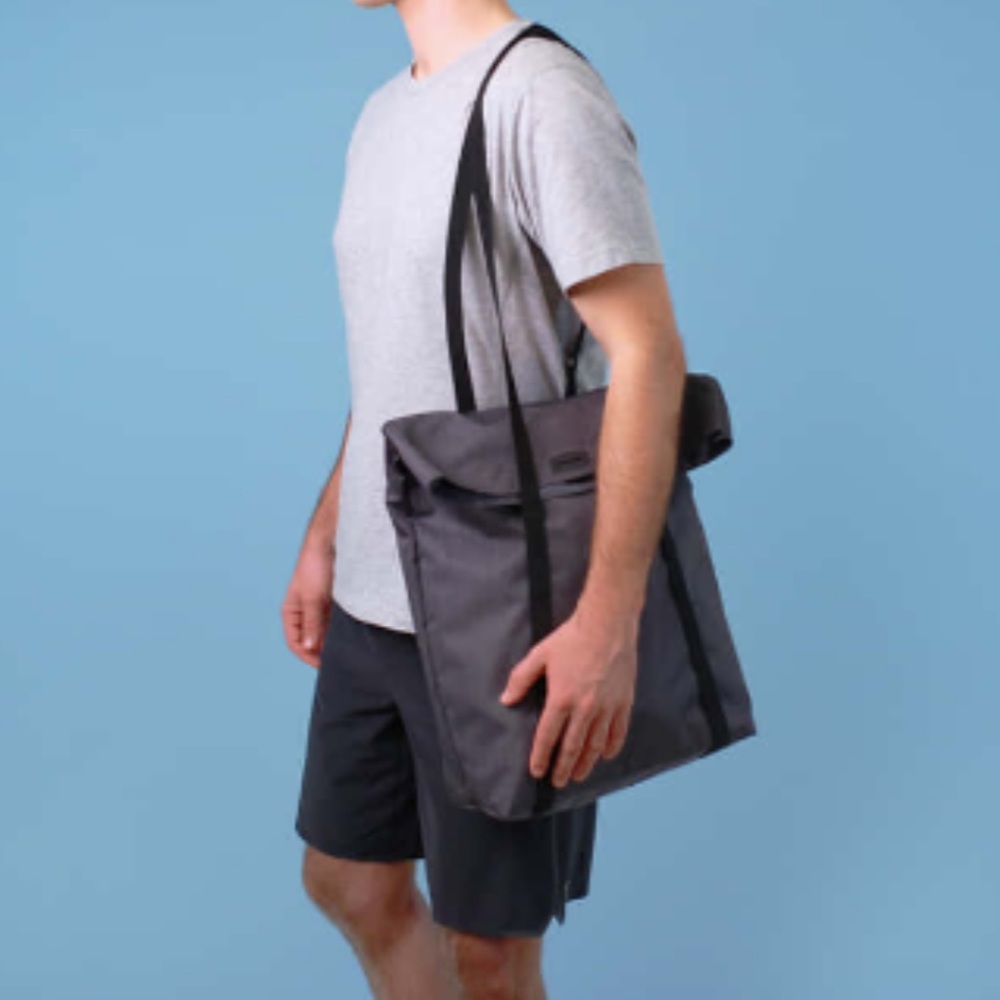 NWT On Running 2-in-1 Ambassador Pack in Shadow